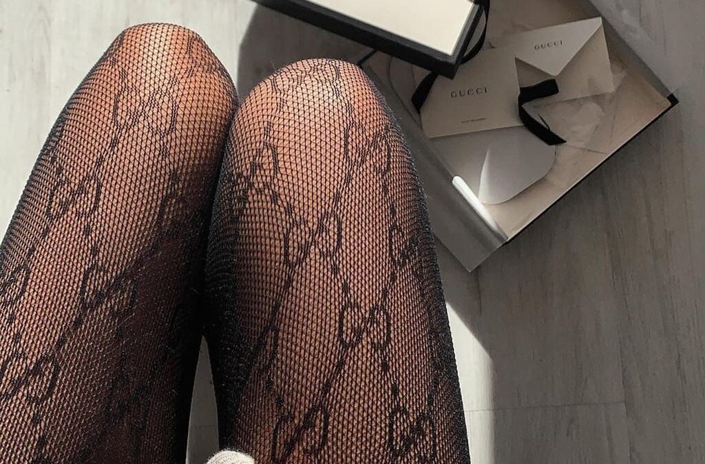 Les collants à motifs : l’audace subtile qui sublime les jambes