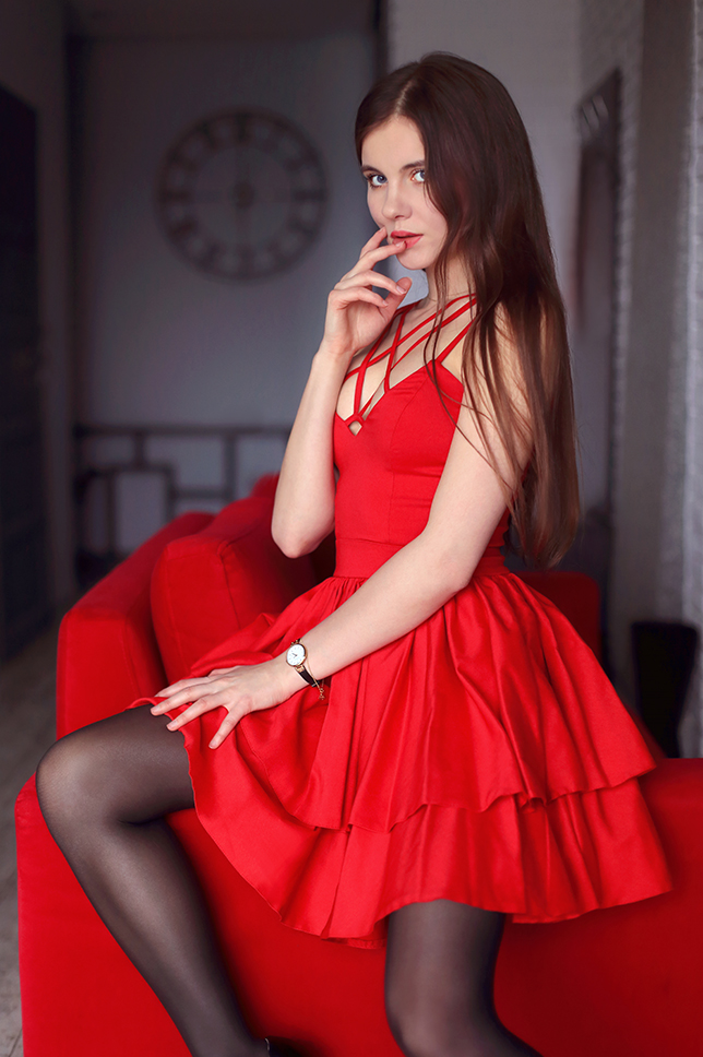 czerwona sukienka czarne rajstopy